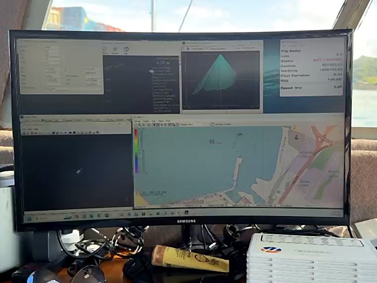 Estación de adquisición a bordo: monitor con el programa de navegación y el plano del puerto