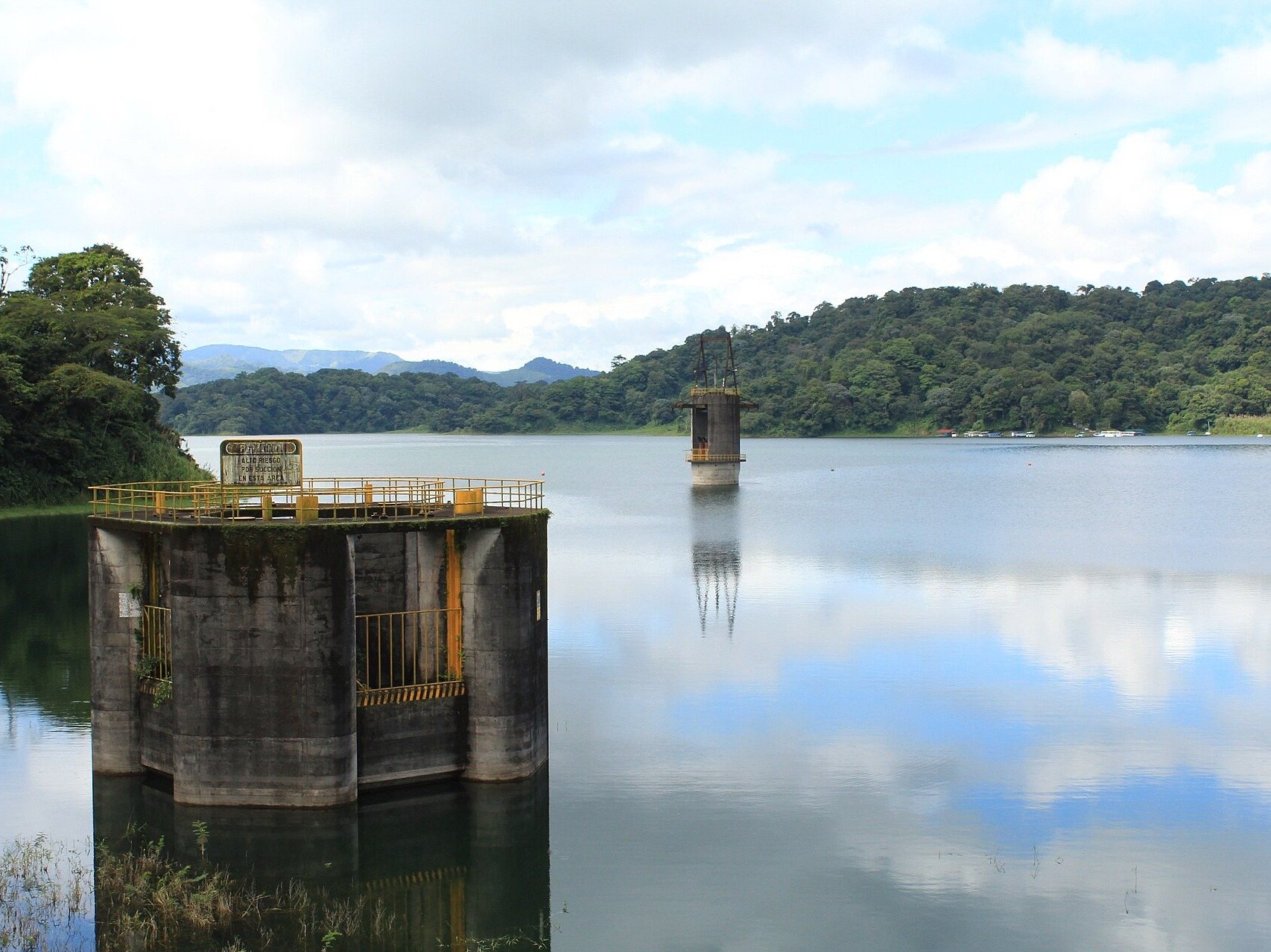 Embalse de Arenal con las torres de toma de la represa