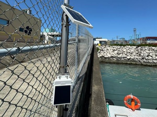 Mareógrafo con alimentación solar instalado en un muelle