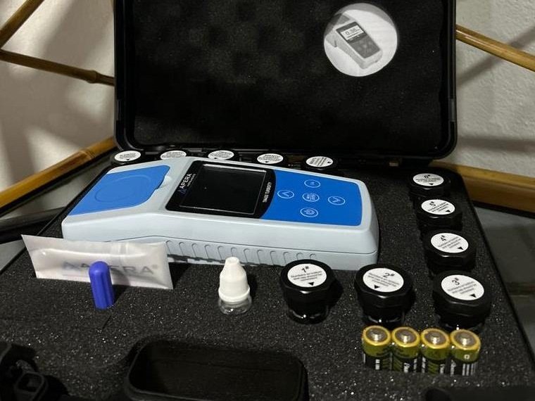 Turbidímetro portátil con sus viales de calibración en el maletín
