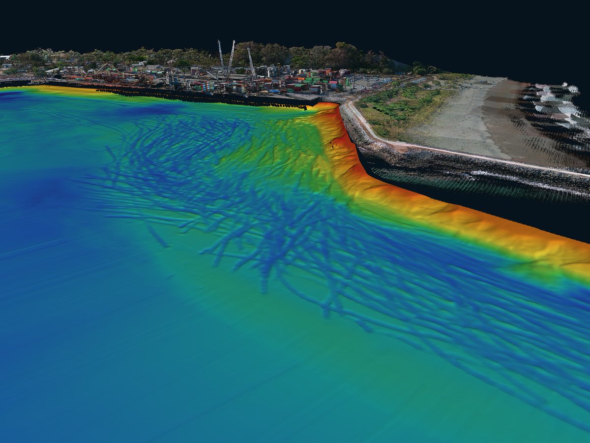 Superficie multihaz posdragado de Puerto Caldera: los surcos que deja la draga de succión junto al talud del rompeolas, con el LiDAR de tierra detrás